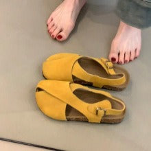 レトロなクロスデザインのビルケンサンダル